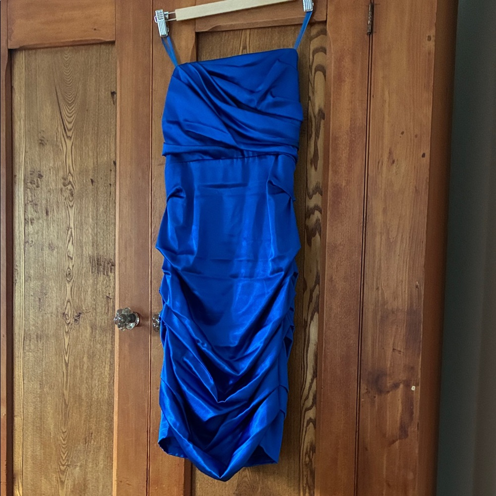 10/25$ 🥳 
Elegant Blue Strapless Dress